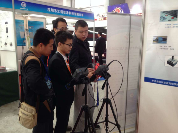 工作人員向參展觀眾介紹亞泰光電工業(yè)內(nèi)窺鏡產(chǎn)品