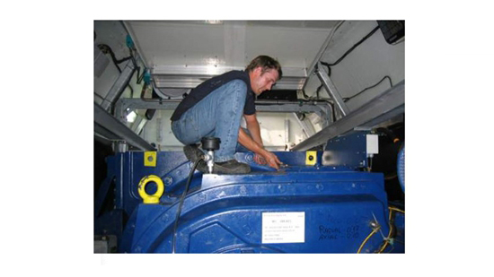 工作人員利用內(nèi)窺鏡檢測風(fēng)力發(fā)電機