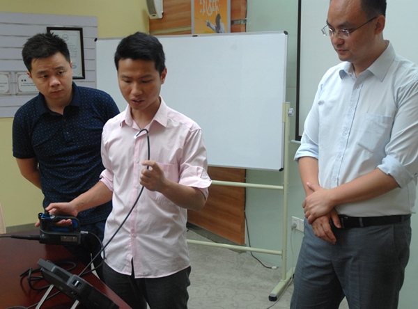 現(xiàn)場進行工業(yè)內窺鏡產(chǎn)品演示