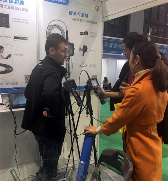 亞泰光電銷售工程師在給現場觀眾講解工業內窺鏡、激光轉速表等產品情況
