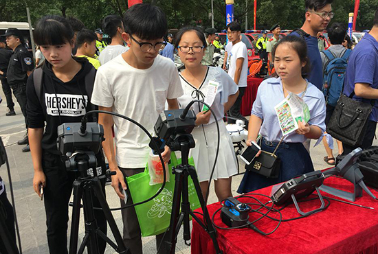 活動(dòng)現(xiàn)場(chǎng)周邊大學(xué)生操作亞泰光電內(nèi)窺鏡產(chǎn)品