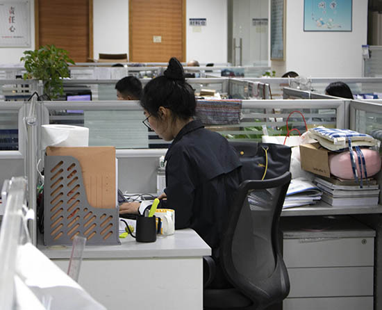 2019三八婦女節這一天仍然在辦公崗位認認真真工作的亞泰光電女員工