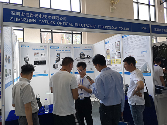 亞泰光電展臺(tái)前內(nèi)窺鏡工程師與現(xiàn)場觀眾咨詢交流