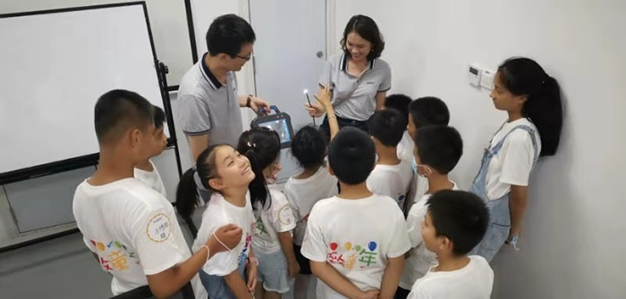 小朋友們走進亞泰，現(xiàn)場參觀，感受內窺鏡之奧秘